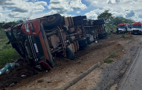 Corpo de Bombeiros é acionado para tombamento de carreta na BR 230