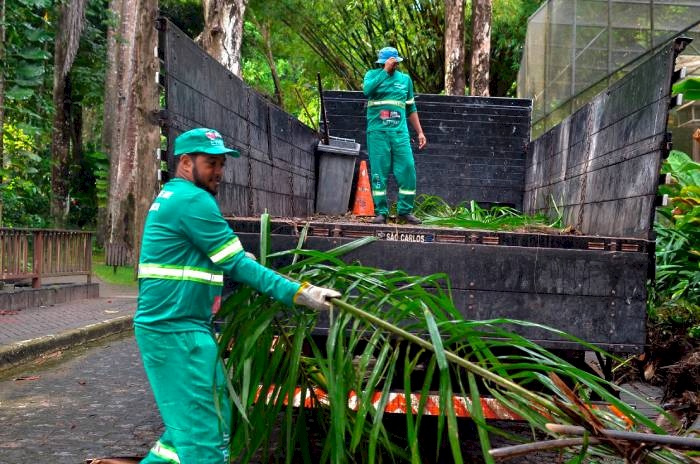 Emlur realiza zeladoria coleta de poda e entulho em vários bairros da