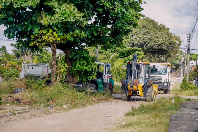 Prefeito autoriza obras em mais nove ruas e programa de pavimentação da