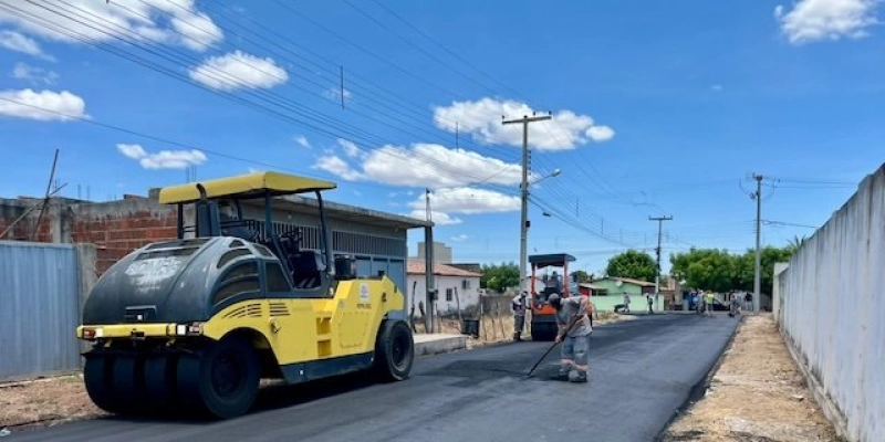 Obras de asfalto avançam no bairro Mutirão e prefeitura projeta pavimentação de 54 ruas em Sousa