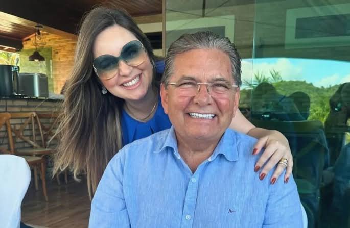Alanna Galdino e o presidente da Assembleia Legislativa da Paraíba (ALPB), Adriano Galdino