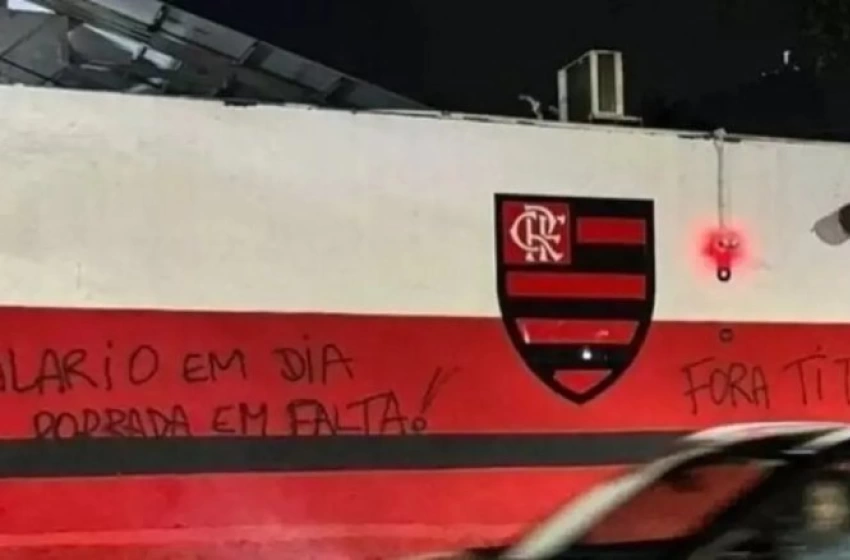 Muros da Gávea amanhecem pichados após derrota para o Grêmio