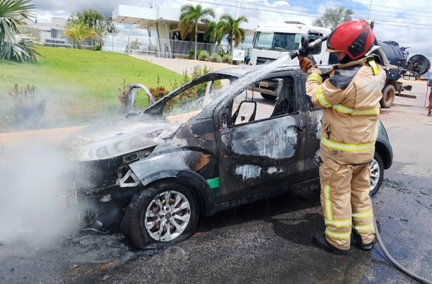 Imagem Fogo sendo debelado pelo Corpo de Bombeiros de Sousa